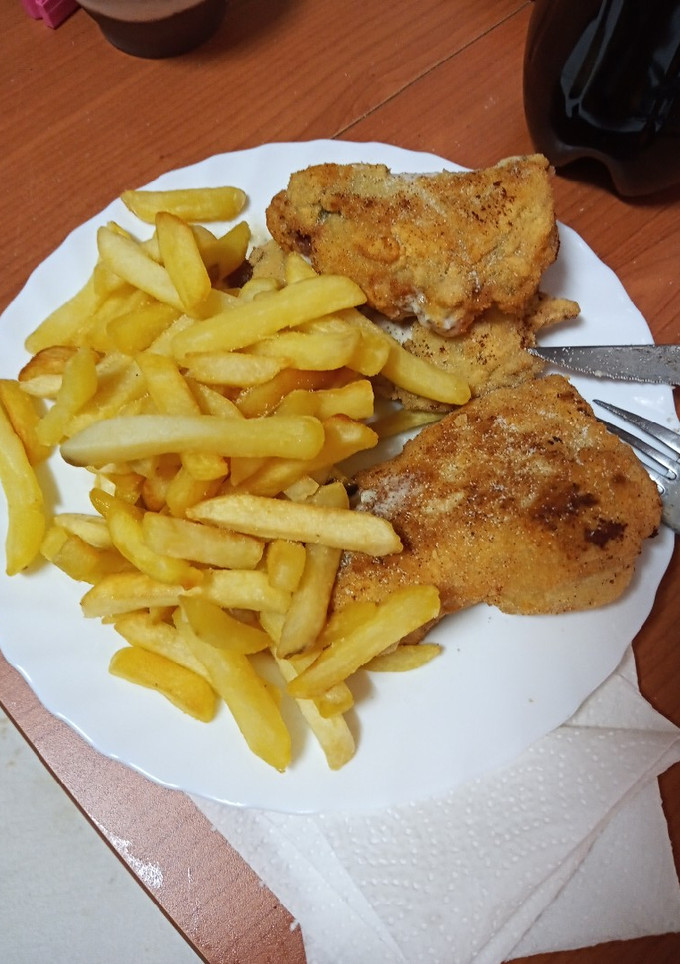 Una foto de Chuletas de cerdo rellenas de gorgonzola con papas fritas