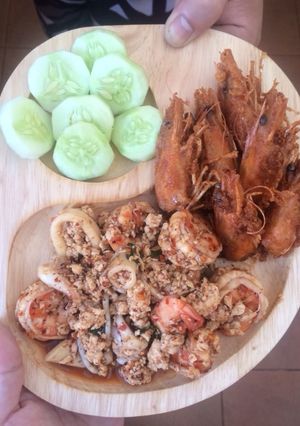 รูปของ ลาบหมูทะเลหัวกุ้งทอดกรอบ