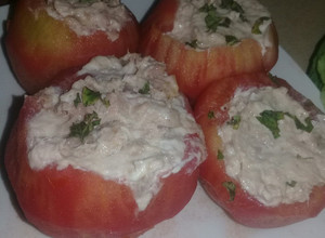 Una foto de Tomates rellenos con atún a la mayo