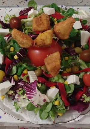 Una foto de Ensalada con crujientes de quesito y caqui