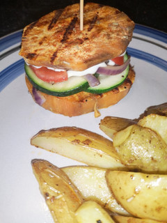 Une photo de Burger veggie de patate douce et potatoes fumées