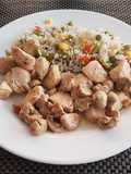 Strogonoff de pollo con champiñones y arroz primavera