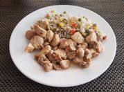 Una foto de strogonoff de pollo con arroz