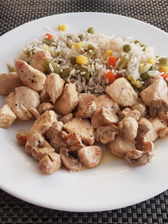 Una foto de Strogonoff de pollo con champiñones y arroz primavera
