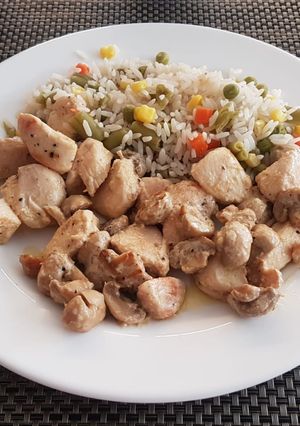 Una foto de Strogonoff de pollo con champiñones y arroz primavera