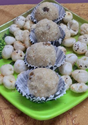 मखाणे लाडू (Makhana Ladoo Recipe In Marathi) रेसिपी चे मुख्य फोटो 