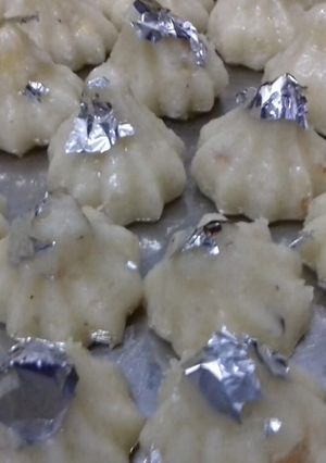 चावल खोया मोदक (Chawal Khoya Modak recipe in Hindi) रेसिपी मुख्य फोटो