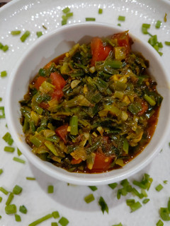 हरा प्याज़ और टमाटर की सब्ज़ी रेसिपी मुख्य फोटो