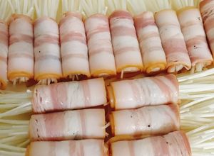 Hình của món Thịt ba rọi xông khói cuộn nấm kim châm.