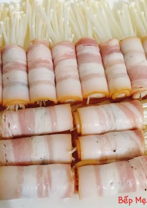 Hình của món Thịt ba rọi xông khói cuộn nấm kim châm.