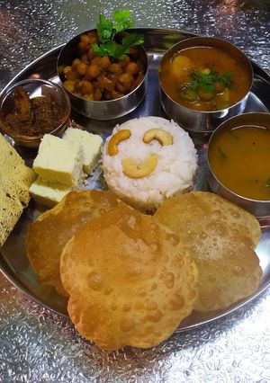 પૂરી(Puri Recipe in Gujarati) રેસીપી મુખ્ય ફોટો