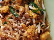 Una foto de pad thai wok