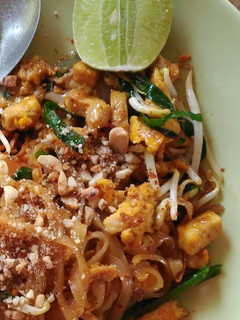 Una foto de Tallarines salteados al Wok (Pad Thai)