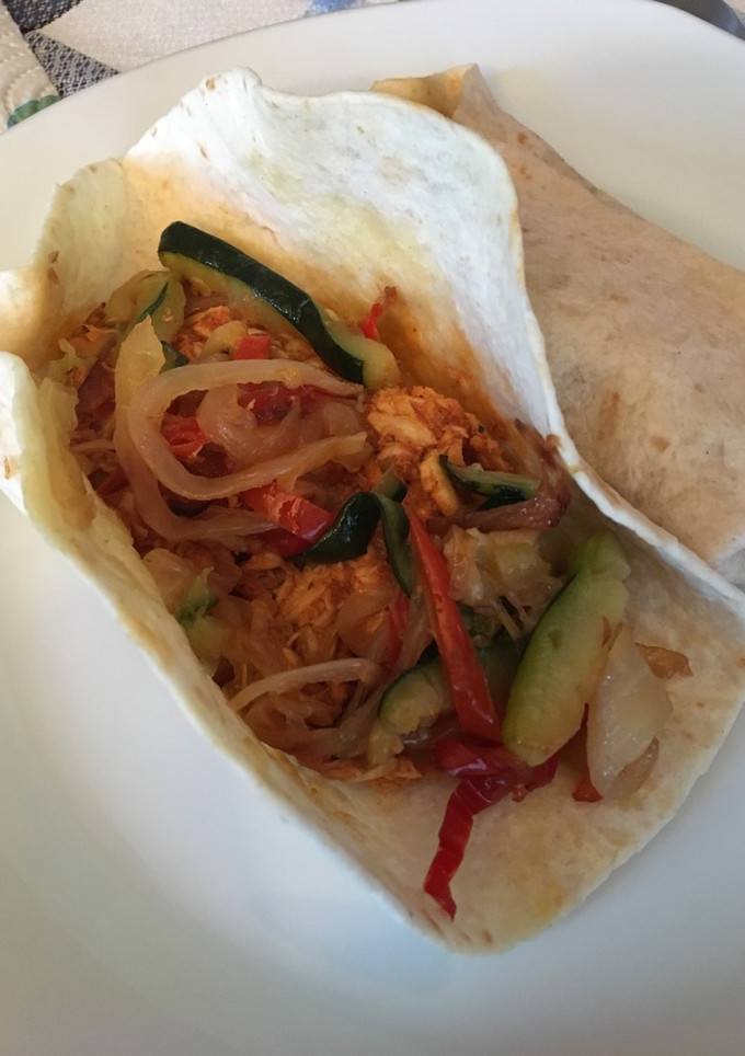 Una foto de Fajitas de verduras y pollo al curry 🌮🌮🌮