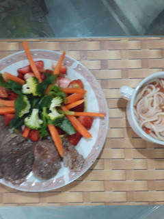 Una foto de Carne, ensalada y pasta