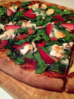 Una foto de Pizza de espinacas, fresas y queso de cabra
