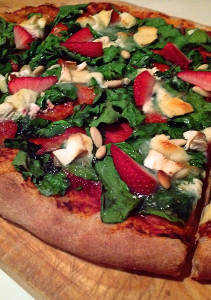 Una foto de Pizza de espinacas, fresas y queso de cabra