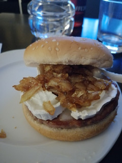 Una foto de Hamburguesa cabramelizada