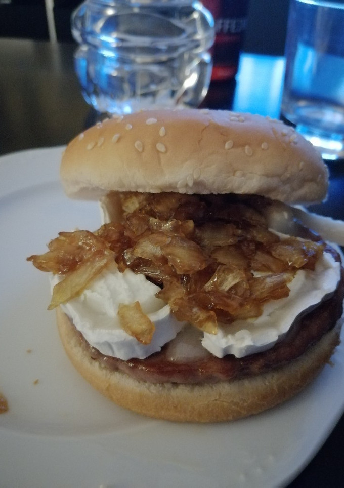 Una foto de Hamburguesa cabramelizada