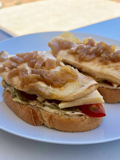 Una foto de Tosta de pollo a la plancha ¡brunch de viernes!
