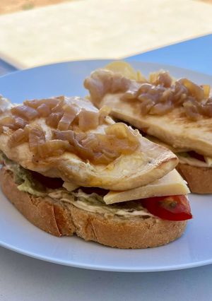 Una foto de Tosta de pollo a la plancha ¡brunch de viernes!