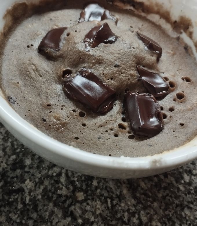 Una foto de Mug cake de banana, avena y algarroba