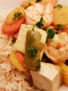 Una foto de Salteado de Tofu con Verduras y Langostinos