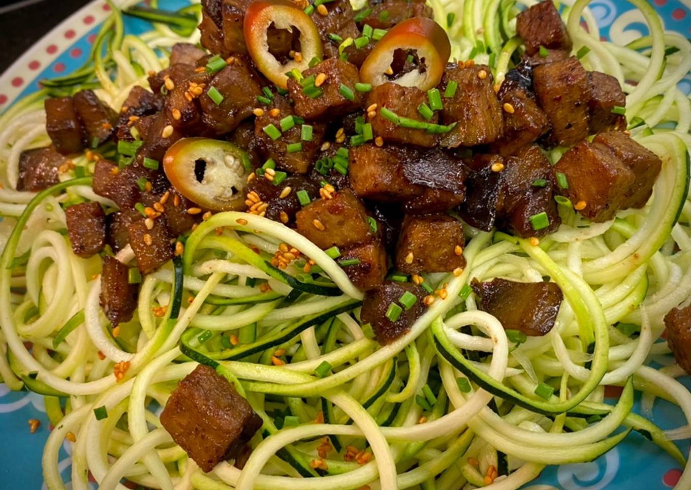 Espaguetis de calabacín con tempeh y berenjena