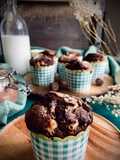 Muffins de cacao con pepitas de chocolate blanco