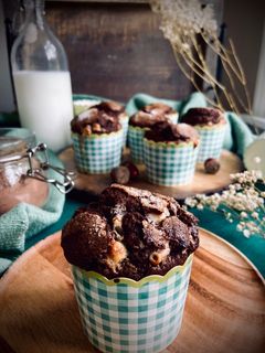 Una foto de Muffins de cacao con pepitas de chocolate blanco