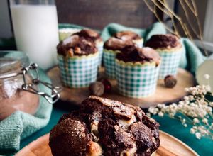 Una foto de Muffins de cacao con pepitas de chocolate blanco