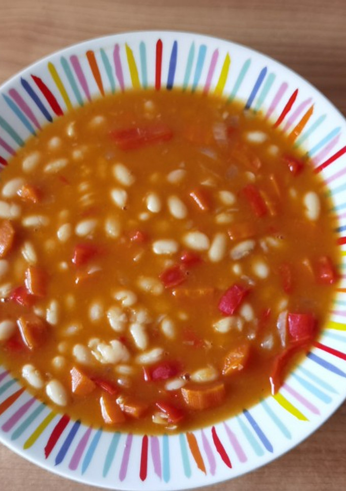 Una foto de Alubias blancas con verduras