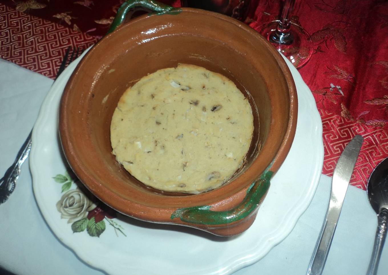 Tamal de cazuela prehispánico de hongos, cebolla, epazote,  cacahuate con masa blanca. Comida vegana