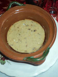 Una foto de Tamal de cazuela prehispánico de hongos, cebolla, epazote, cacahuate con masa blanca. Comida vegana