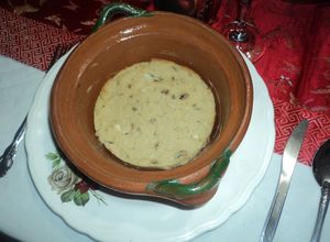 Una foto de Tamal de cazuela prehispánico de hongos, cebolla, epazote,  cacahuate con masa blanca. Comida vegana