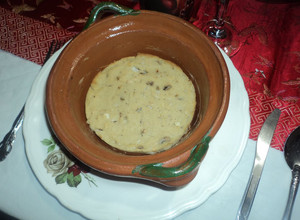 Una foto de Tamal de cazuela prehispánico de hongos, cebolla, epazote,  cacahuate con masa blanca. Comida vegana