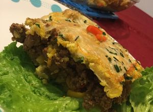 Una foto de Pastel de carne y plátano verde