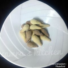 A picture of Cone shape cookies.