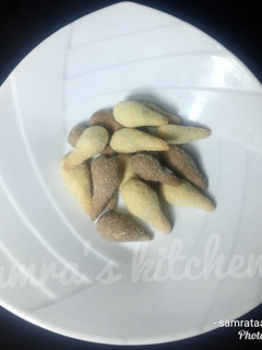 A picture of Cone shape cookies.