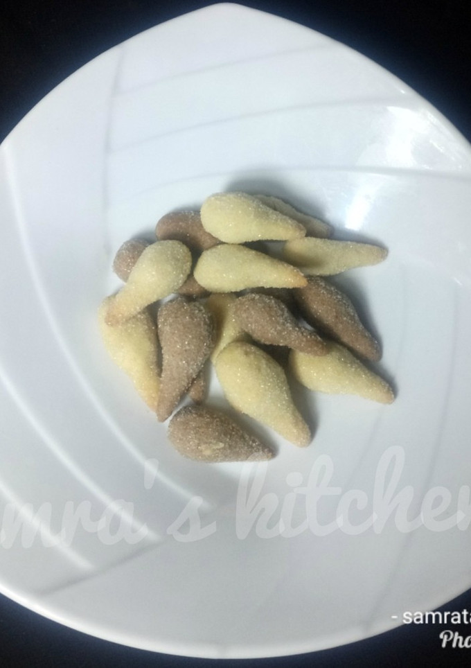 A picture of Cone shape cookies.