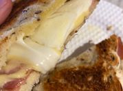 Una foto de sandwich con mozzarella