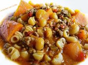 Una foto de macarrones con carne guisada