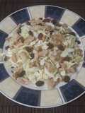 Ensalada de col con pasas y pollo