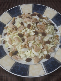 Una foto de Ensalada de col con pasas y pollo