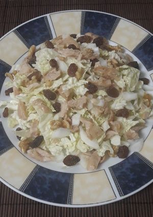 Una foto de Ensalada de col con pasas y pollo