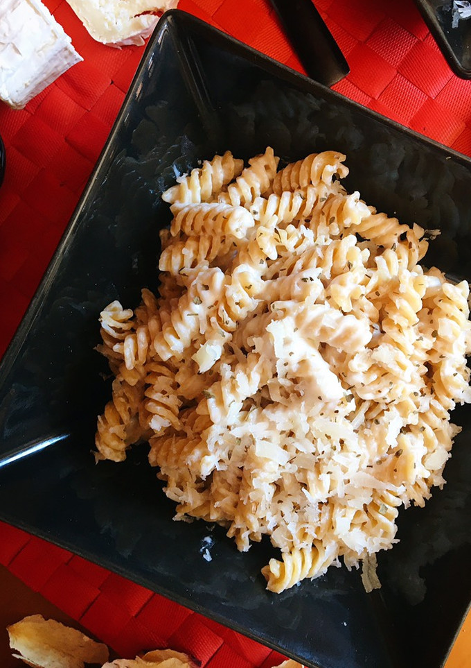 Una foto de Espirales integrales con salsa de queso de cabra