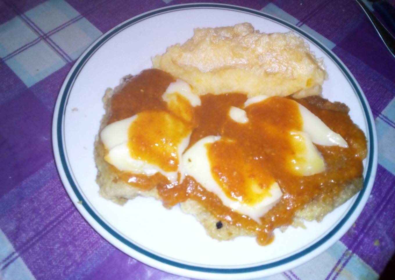 Milanesa de pescado a la pizza con puré de papas y calabaza