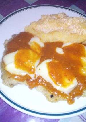 Una foto de Milanesa de pescado a la pizza con puré de papas y calabaza