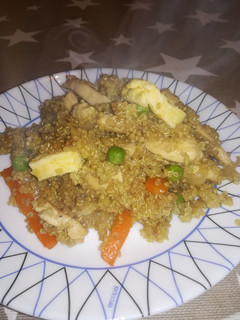 Una foto de Salteado de quinoa con pollo y verduras