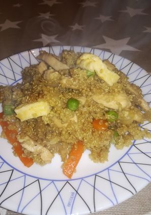 Una foto de Salteado de quinoa con pollo y verduras